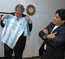 Maradona presents a signed shirt to former Argentina president Néstor Kirchner in 2007