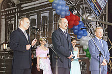 Alexander Lukashenko standing with Vladimir Putin and Leonid Kuchma at Slavianski Bazaar in Vitebsk in 2001