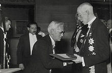 Fleming (centre) receiving the Nobel prize from King Gustaf V of Sweden (right) in 1945