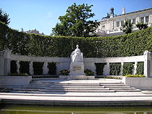 Monument to Empress Elisabeth in Vienna's Volksgarten, constructed in 1907