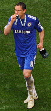 Lampard celebrating after winning the Premier League with Chelsea