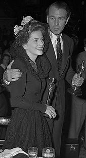 Gary Cooper and Joan Fontaine holding their Oscars at an Academy Awards after party in 1942.