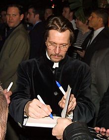 Oldman signing autographs at the Harry Potter premiere, 2007