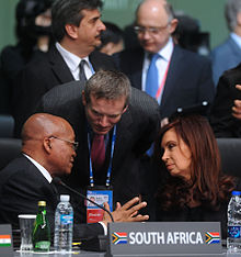 Argentinean President Cristina Fernández and South African President Zuma speaking together.