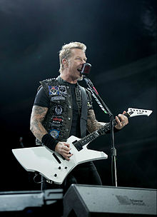 Hetfield playing at Paris in 2012