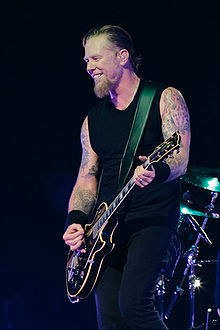 Hetfield playing at London in 2008