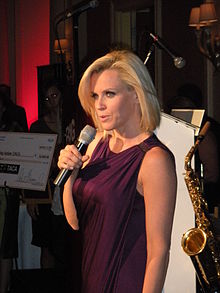 Jenny McCarthy speaking at the 2008 Ante Up For Autism benefit