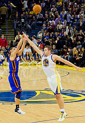 Lin shoots over former Warriors teammate David Lee.