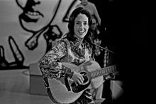 Baez playing in a Hamburg TV studio, 1973