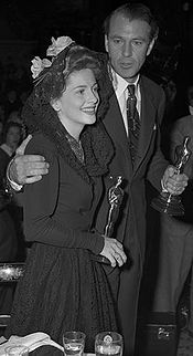 Fontaine and Gary Cooper holding their Oscars at Academy Awards, 1942