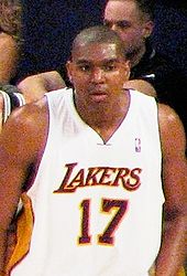 Bynum playing in a game against the San Antonio Spurs.