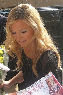 Hudson signing autographs in July 2006