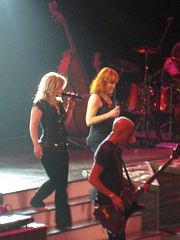 Clarkson and Reba McEntire performing during 2 Worlds 2 Voices Tour