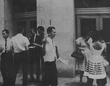 Oswald passing out "Fair Play for Cuba" leaflets in New Orleans, August 16, 1963