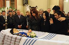 Mercedes Sosa lying in repose, with her family and President Cristina Fernández de Kirchner viewing.