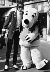 Jackson with a Knott's Berry Farm Snoopy mascot in April 1984