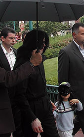 Jackson with his children in Disneyland Paris, 2006