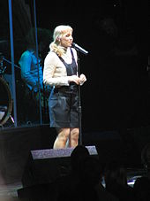 Bedingfield performing in 2006