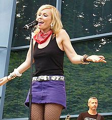 Bedingfield performing in Georgia in 2008