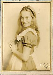 De Havilland in the stage play Alice in Wonderland, 1933