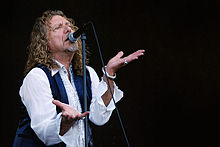 Plant performing with Alison Krauss at the 2008 Bonnaroo Music Festival in Manchester, TN, 2008.