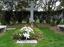 Grave at Kensico Cemetery. Note English lettering and spelling on gravestone.