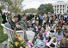 Baldwin reads to children at the 2007 White House Easter Egg Roll