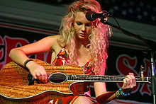 Swift performing at the Maverick Saloon & Grill in Santa Maria, California in 2006