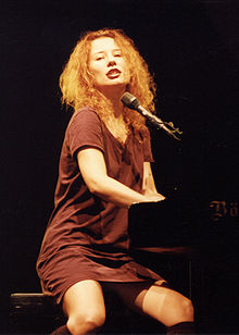 Amos performing on her Dew Drop Inn tour in 1996