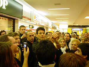 Geller bending a spoon in a mall in Switzerland, 2005