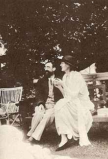 Lytton Strachey and Woolf at Garsington, 1923.[18]