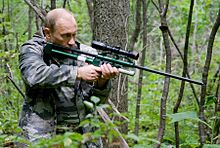 Putin uses a tranquilizer gun to sedate an Amur Tiger in the Ussuri Nature Reserve in Primorsky Krai, 2008.