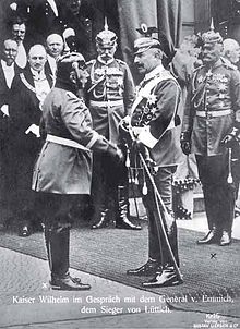 Emperor Wilhelm in conversation with the victor of Liège, General Otto von Emmich; in the background the generals Hans von Plessen (middle) and Moriz von Lyncker (right).