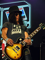 Slash performing at the Nokia Theater in New York in 2008