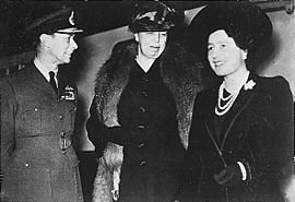 Eleanor Roosevelt (centre), King George VI and Queen Elizabeth in London, 23 October 1942