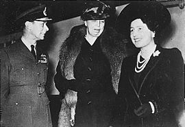 Eleanor Roosevelt (centre), King George VI and Queen Elizabeth in London, 23 October 1942