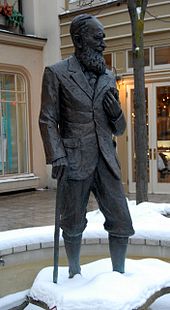 A statue of Shaw in Niagara-on-the-Lake