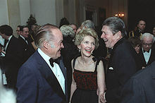 Hope (left) with Nancy Reagan and President Ronald Reagan in 1981