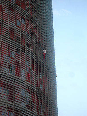Alain Robert climbing Torre Agbar in Barcelona, 2007-09-12.