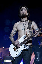 Dave Navarro on stage in Santa Barbara, USA in 2009.