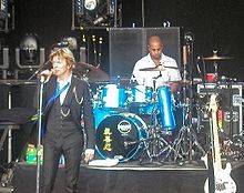 Bowie on-stage with Sterling Campbell during the Heathen Tour in 2002.